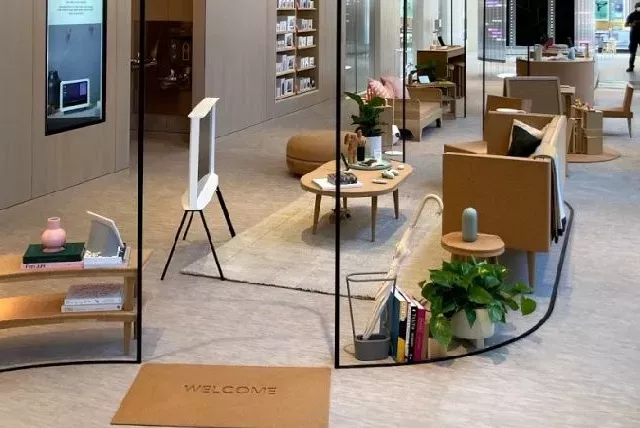 Googles erster stationärer Laden, dekoriert mit Naturkork