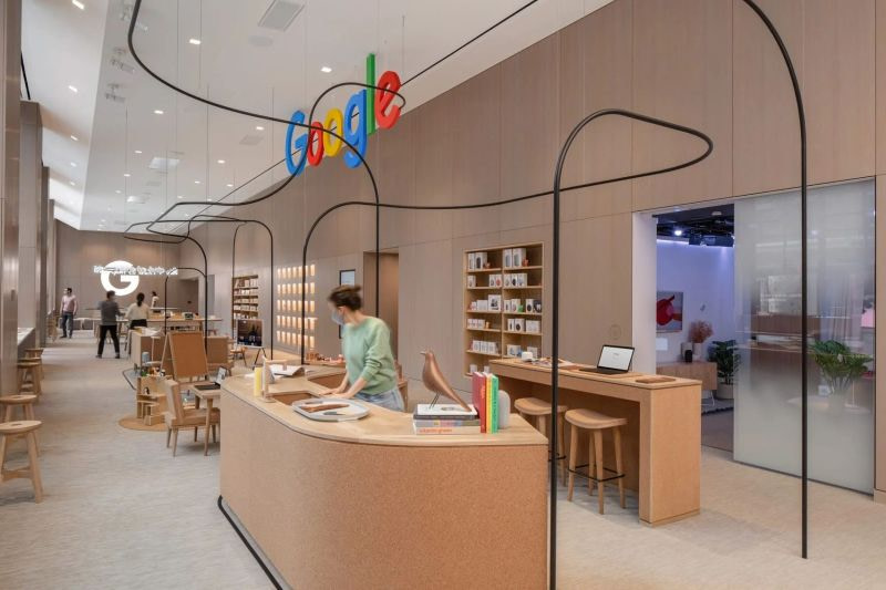 Googles erster stationärer Laden, dekoriert mit Naturkork